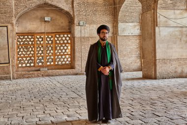 Isfahan, Iran - 24 Nisan 2017: Geleneksel giysiler içinde İran Molla cami avlusunda standları.