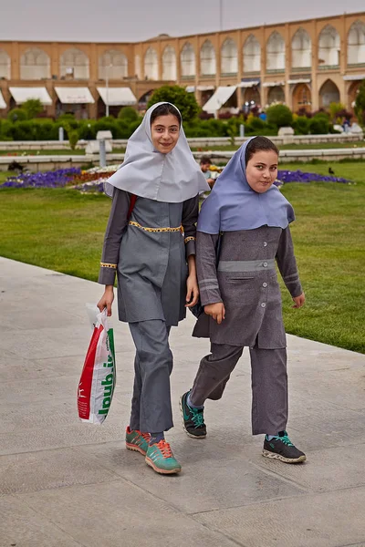 Исфахан Иран Апреля 2017 Года Две Иранские Девушки Хиджабах Гуляют — стоковое фото