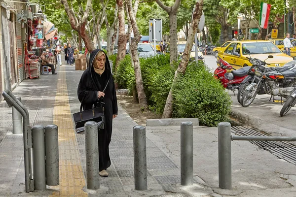 Isfahan Irã Abril 2017 Mulher Iraniana Triste Hijab Está Andando — Fotografia de Stock