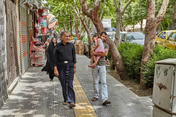 Isfahán Irán Abril 2017 Iraní Camina Por Calle Lleva Hija — Foto de Stock