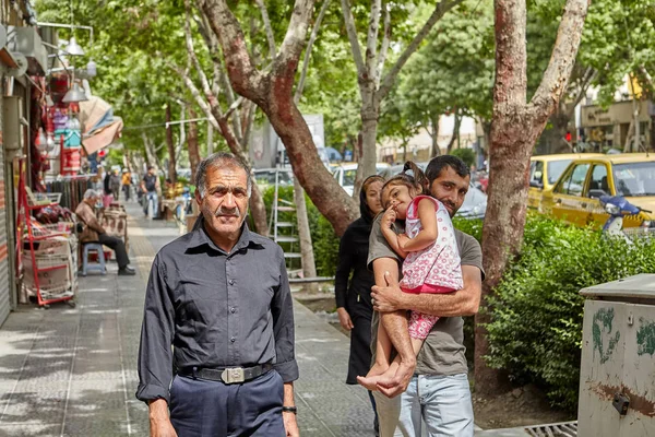 Ισφαχάν Ιράν Απριλίου 2017 Μια Ιρανική Άνθρωπος Φέρει Την Κόρη — Φωτογραφία Αρχείου