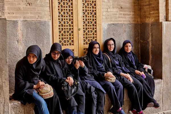 Mujeres musulmanas están sentadas cerca del muro, Isfahán, Irán . — Foto de Stock