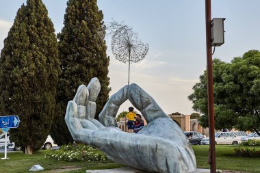 Büyük gümüş palmiye park, Isfahan, İran'ın heykeli.