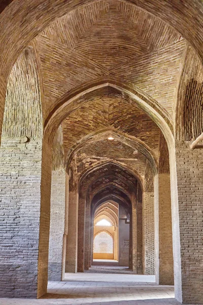 Fila de columnas en la Mezquita de Jame, Isfahán, Irán . — Foto de Stock