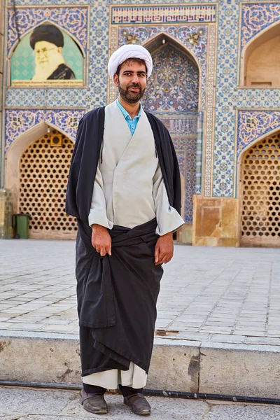 Mulá em um turbante fica na Mesquita Jame, Isfahan, Irã . — Fotografia de Stock