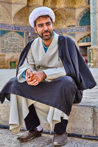 Mullah en turbante se sienta en la sala de oración de Jame, Isfahán, Irán . — Foto de Stock