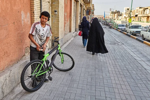 Irański chłopiec stoi na ulicy, Sochaczew, Polska. — Zdjęcie stockowe