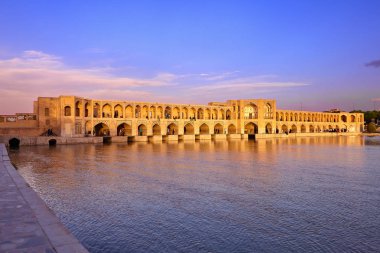 Gün batımında, Isfahan, Iran Zayandeh Nehri üzerinde Khaju köprü.