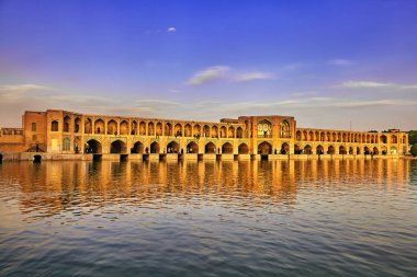 Pol-e Khaju köprüde nehir Zayandeh gün batımında, Isfahan, Iran.