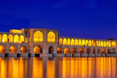 Gece aydınlatma, Isfahan, Iran, Khaju Köprüsü'nün Merkezi köşk.
