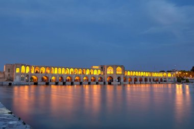 Pol-e Khaju köprüde nehir Zayandeh alacakaranlıkta: Esfahan, Iran.