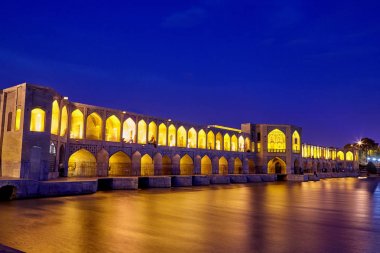 Geceleri, Isfahan, Iran suya yansıyan Khaju Köprüsü.