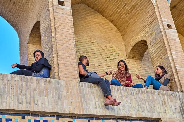 Jovens descansam em nichos arqueados de ponte, Isfahan, Irão . — Fotografia de Stock