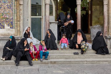 İranlı kadın ve çocuk oturup Camii, Tahran, Iran.