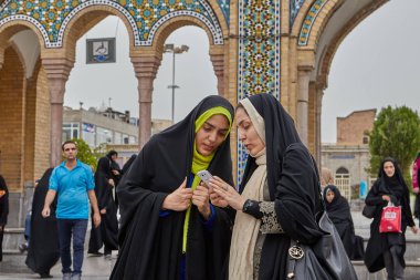 İki İranlı kadın stand yakınındaki Camii, Tahran, Iran.