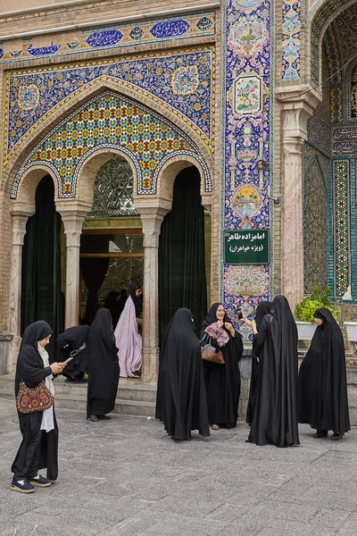イランの女性はモスク、テヘラン、イランの近くに立つ. — ストック写真