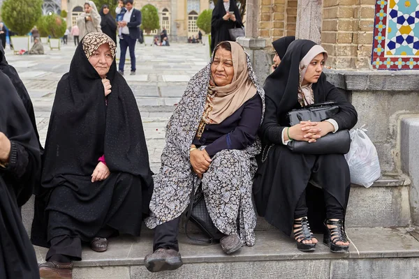 Iráni zarándokok ül közelében a mecset, Teherán, Irán. — Stock Fotó