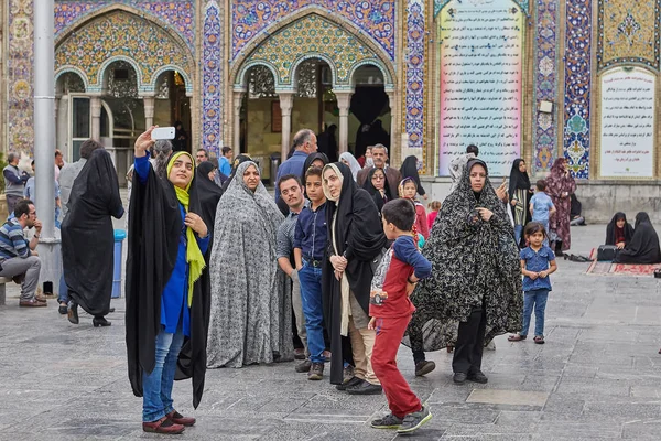 Irániak fényképeket közelében a mecset, Teherán, Irán. — Stock Fotó