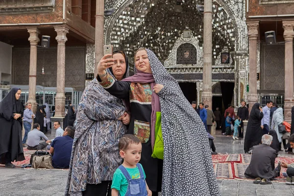 Peregrinos fazem fotos no pátio da mesquita, Teerã, Irã . — Fotografia de Stock