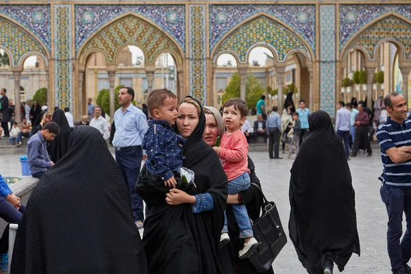 Iráni nők állvány gyermek közelében a mecset, Teherán, Irán. — Stock Fotó