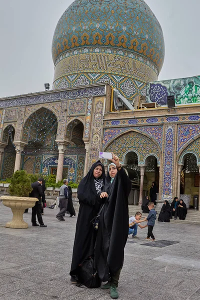 A hidzsáb zarándokok fényképeket közelében a mecset, Teherán, Irán. — Stock Fotó