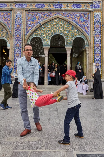 Iraanse familie spelen in de buurt van de moskee, Teheran, Iran. — Stockfoto