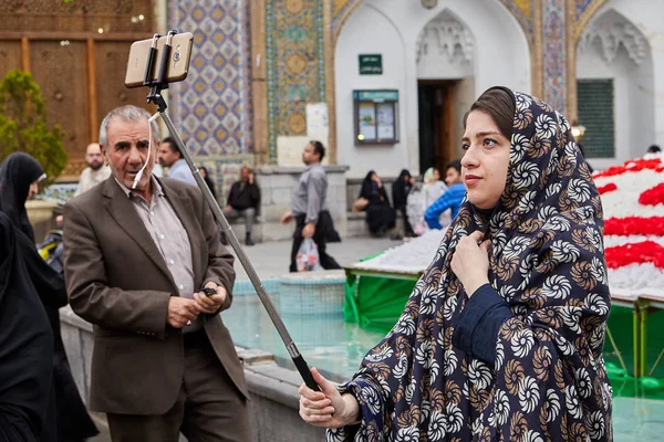 Peregrino toma una foto cerca de la mezquita, Teherán, Irán . — Foto de Stock