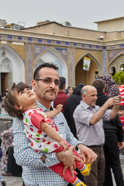 Homem iraniano com sua filha fica perto da mesquita, Teerã, Irã . — Fotografia de Stock