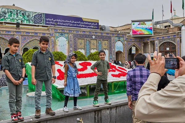 Az ember veszi a képek a iráni gyerekek közelében mecset, Teherán, Irán. — Stock Fotó