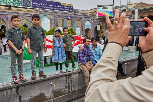 Zarándok képei iráni gyermekek közelében mecset, Teherán, Irán. — Stock Fotó