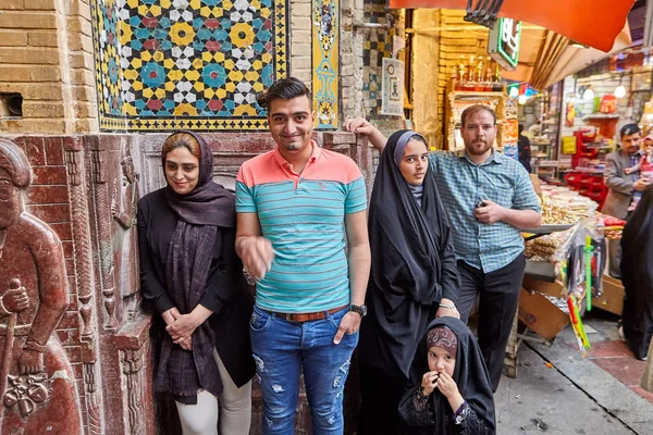 Los iraníes posan para las fotos en la mezquita, Teherán, Irán . — Foto de Stock