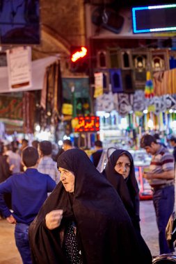 Müslüman kadının içinde bazar Shahre-Rey metro istasyonu, Tahran, Iran.