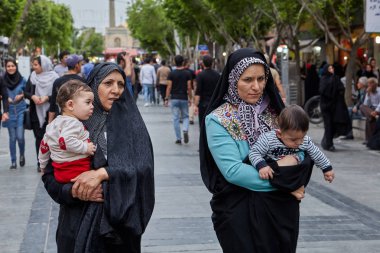 İranlı kadınların sokakta, Tahran, Iran yürürken.