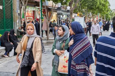 Kadınlar Shahre Rey alan, Tahran, Iran yollarda yürümek.