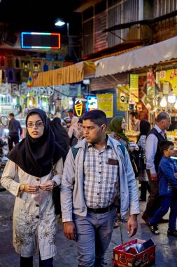 Pazar etrafında, Tahran, Iran İran çift yürür.