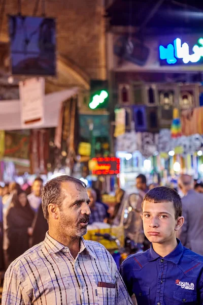 Bazar oriental cerca de la estación de metro Shahr-e-Rey, Teherán, Irán . — Foto de Stock