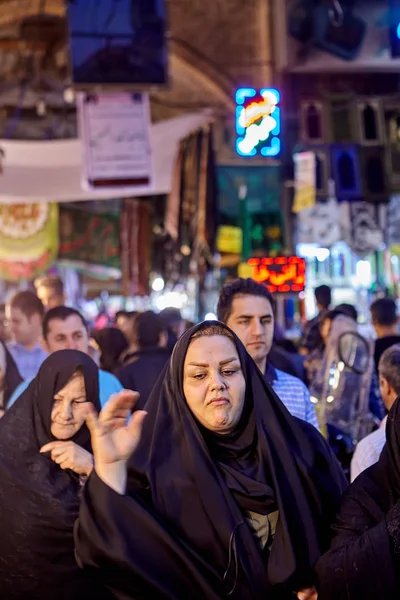 Tömeg ember belsejében bazár Rey területen, Teherán, Irán. — Stock Fotó