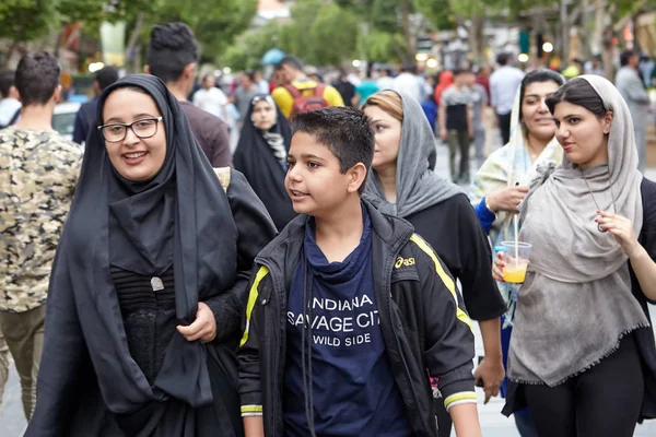 Gli iraniani camminano lungo la strada della zona di Shahre Rey, Teheran, Iran . — Foto Stock