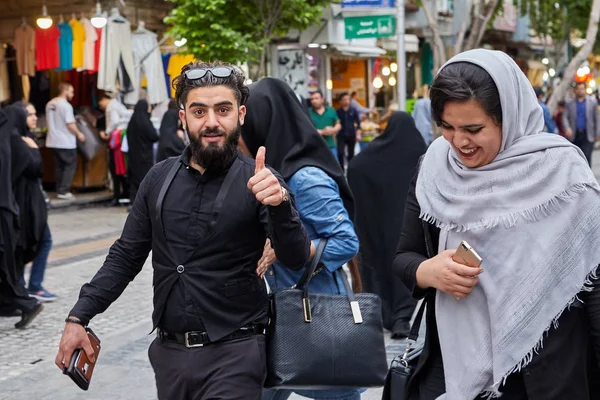 La gente camina por las calles de Shahre Rey, Teherán, Irán . — Foto de Stock