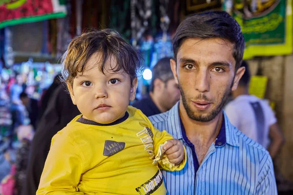 Familia en bazar oriental cerca de la estación de metro Shahr-e-Rey, Teherán, Irán . — Foto de Stock