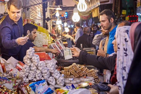 Négoce sur le marché dans le bazar oriental, Téhéran, Iran . — Photo