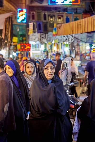 Iráni nő a keleti bazár, Teherán, Irán. — Stock Fotó