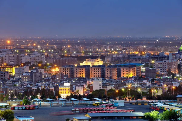 Top cityscape van de stad in avond verlichting, Teheran, Iran. — Stockfoto