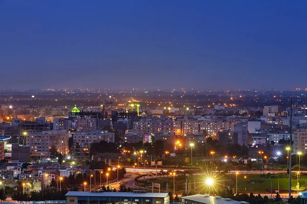 Bovenaanzicht van stad in nacht verlichting, Teheran, Iran. — Stockfoto