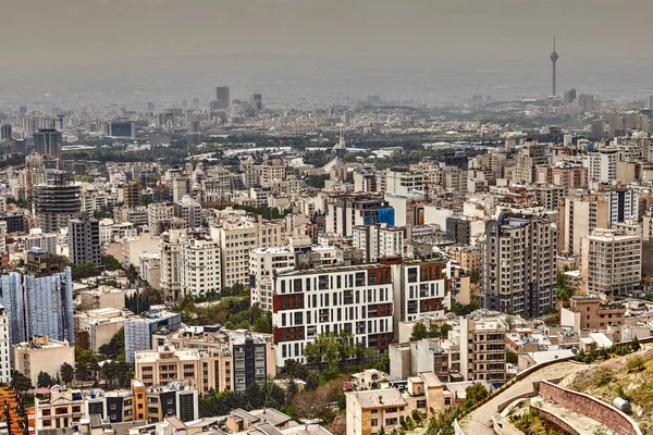Τεχεράνη ορίζοντα με πολυώροφα κτίρια και πράσινο Πάρκα, Ιράν. — Φωτογραφία Αρχείου