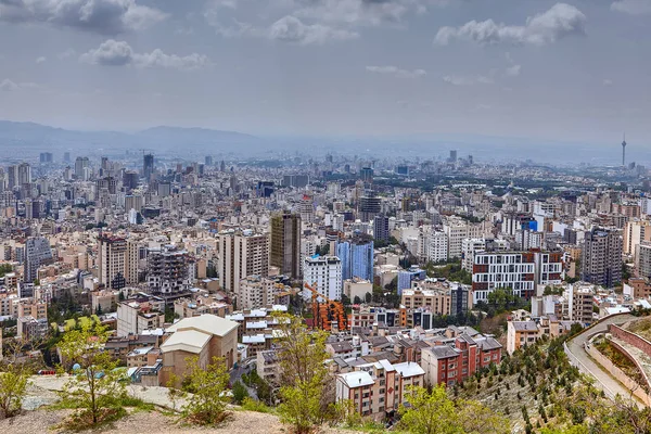 Irã, Teerã, skyline elevado da cidade do deck de observação na montanha . — Fotografia de Stock