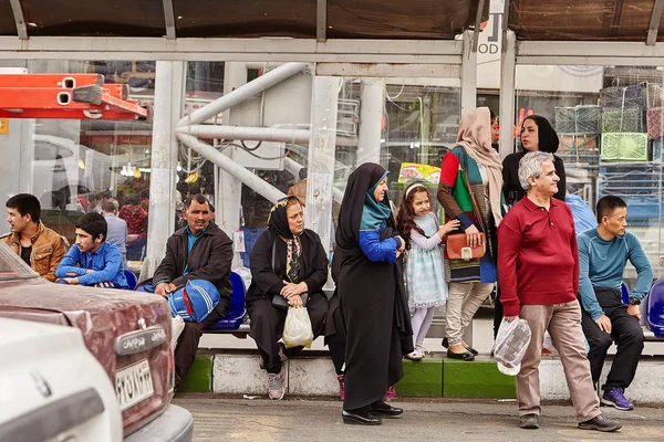 Los pasajeros están esperando el transporte público en la parada de autobús, Teherán, Irán . — Foto de Stock