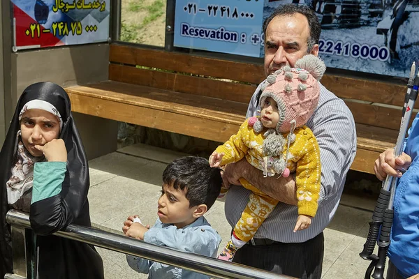 La famiglia aspetta i mezzi pubblici alla fermata dell'autobus, Teheran, Iran . — Foto Stock