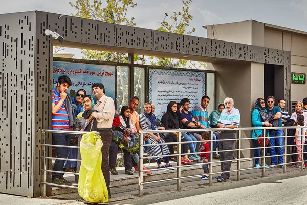 Personas esperando transporte público en la parada de autobús en Teherán, Irán . — Foto de Stock