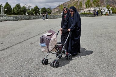 İki İranlı kadınların gezginci, Tahran, Iran ile yürüyor.